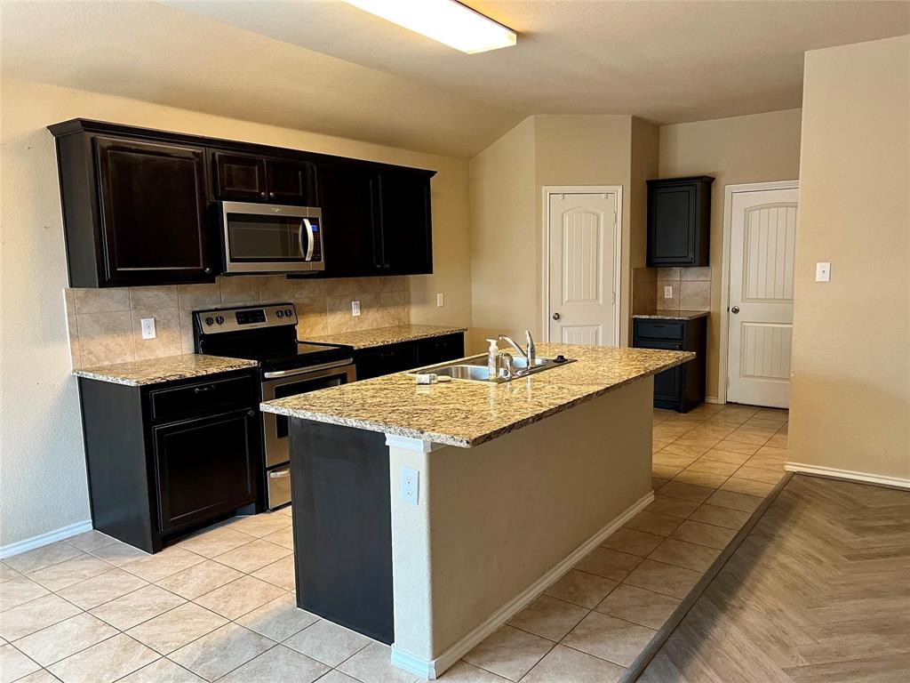 657 Cameron Way Azle, TX 76020 - Photo 3 of 24