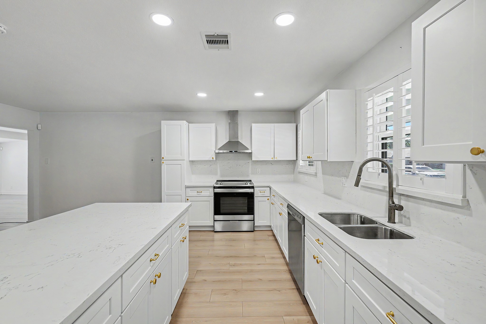 7007 Sharpview Drive Houston, TX 77074 - Photo 6 of 15