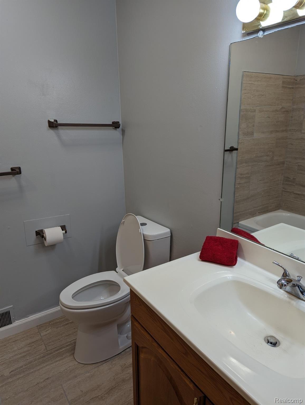 29201 Hayes Road, Unit 5 Warren, MI 48088 - Photo 12 of 20 Bathroom