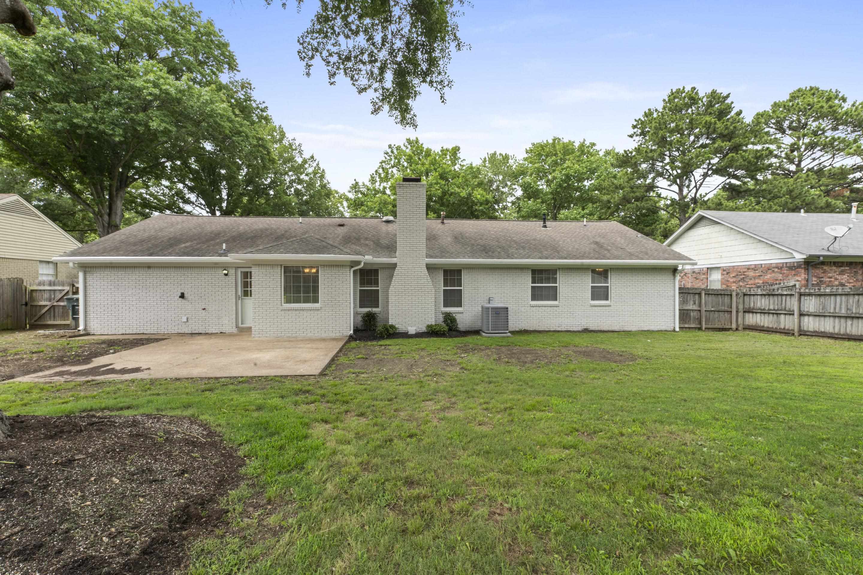 499 Duscoe Street Collierville, TN 38017 - Photo 31 of 38 a front view of a house with a yard and garage