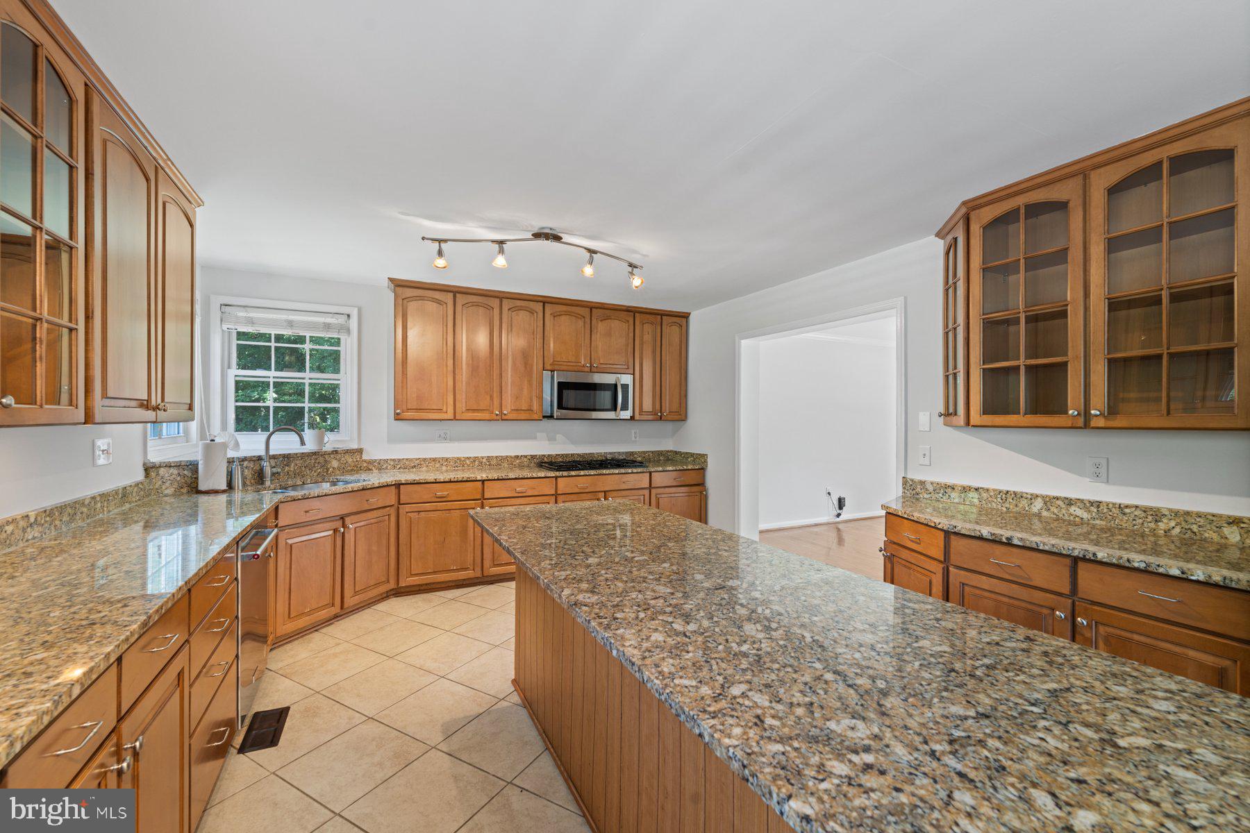 301 Saddle Ridge Road Annapolis, MD 21403 - Photo 2 of 47 Gourmet kitchen with granite countertops.