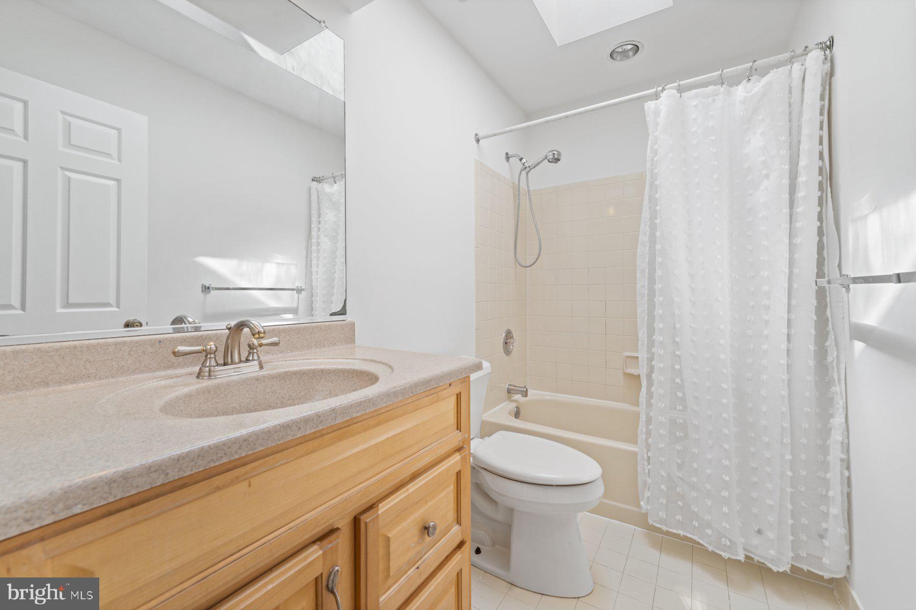 301 Saddle Ridge Road Annapolis, MD 21403 - Photo 29 of 47 Upstairs full bathroom with skylight