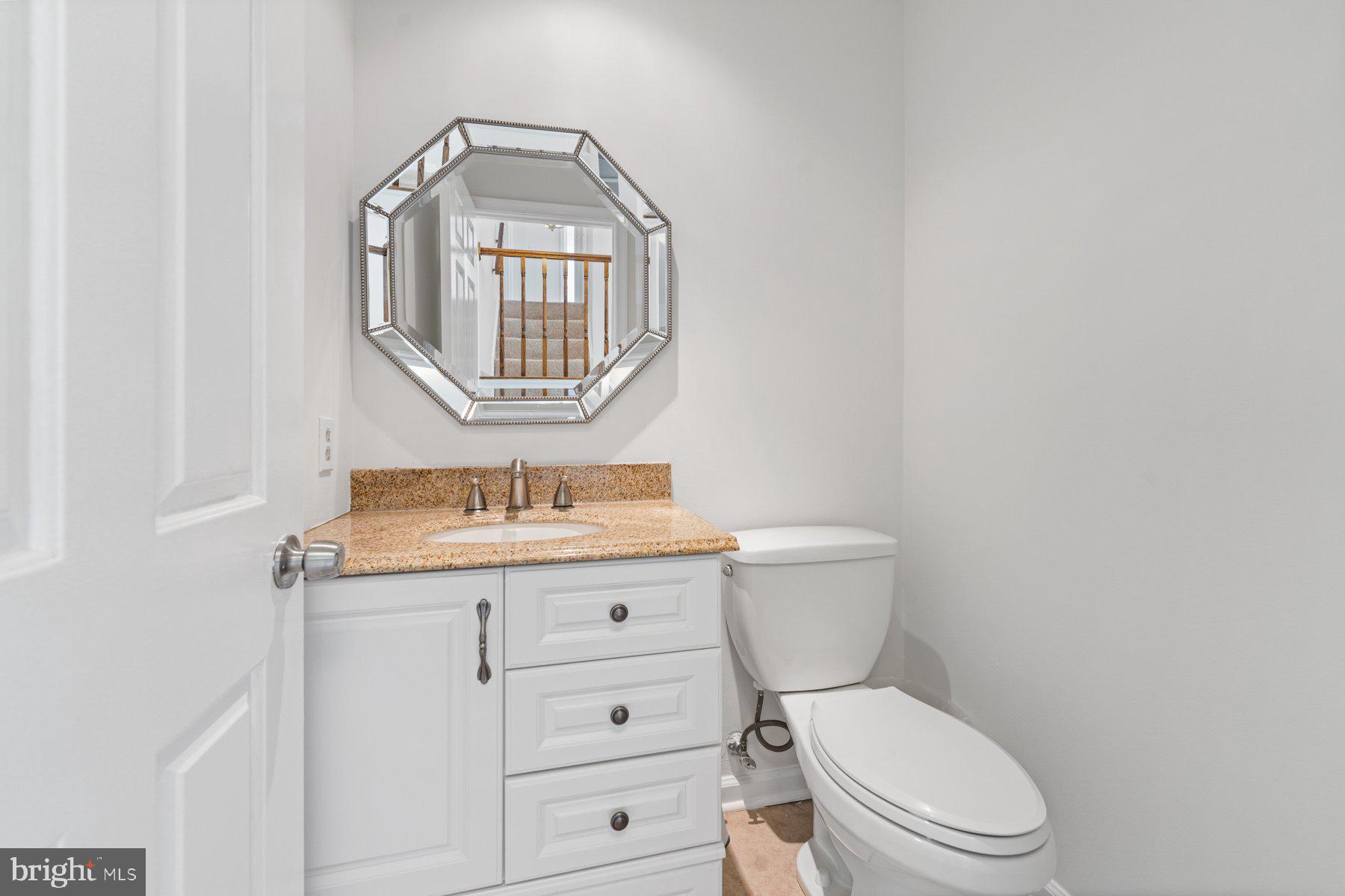 301 Saddle Ridge Road Annapolis, MD 21403 - Photo 9 of 47 Main level half-bathroom