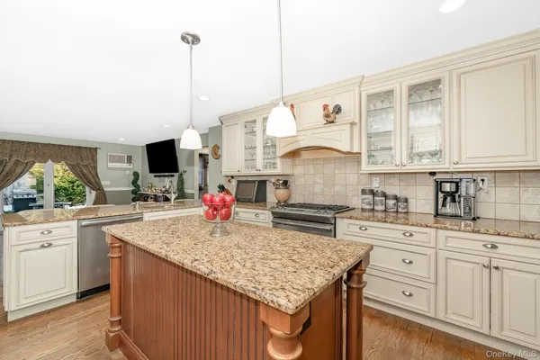 $799,000 | 25 Old Mill Road, Merrick, NY 11566