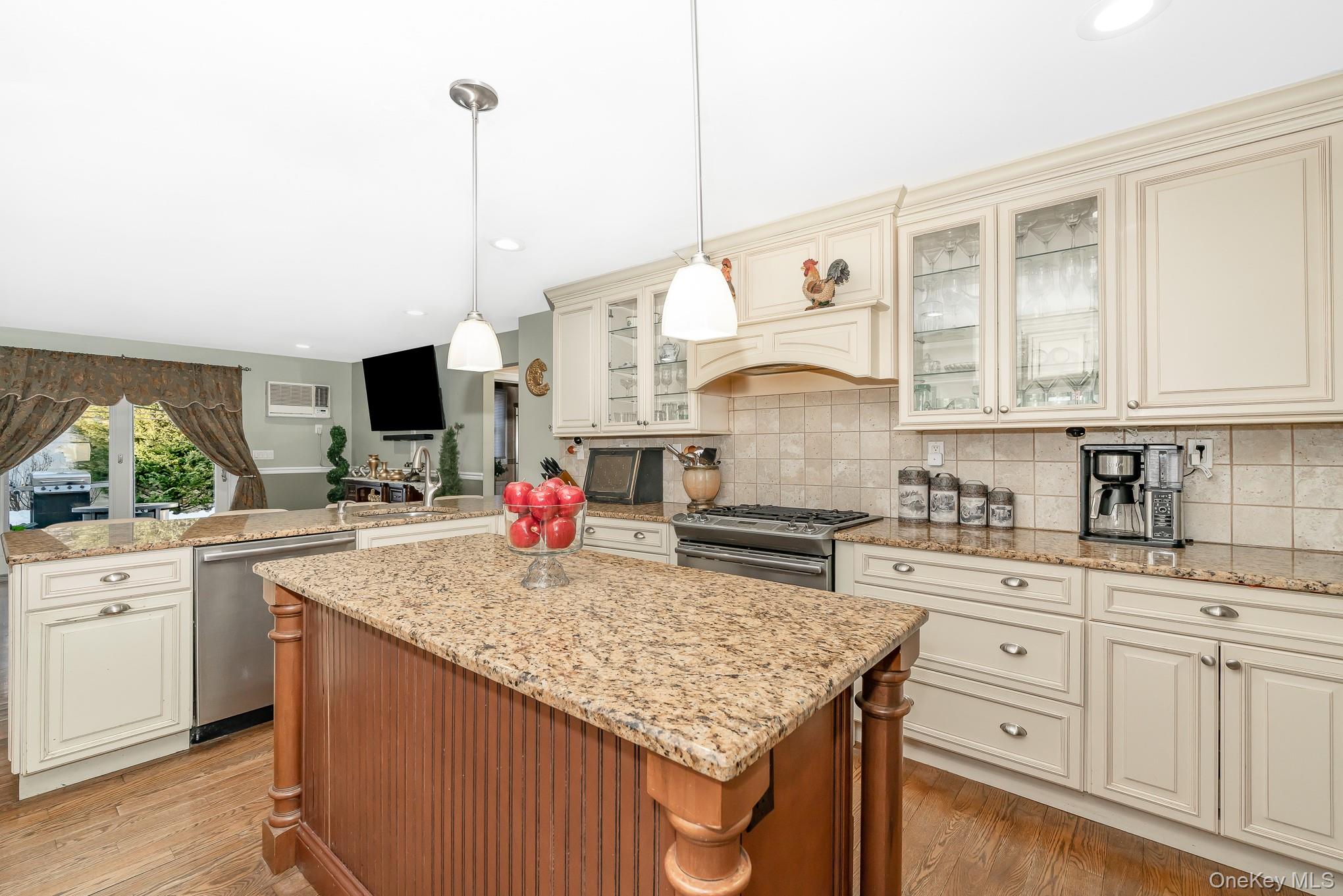 25 Old Mill Road Merrick, NY 11566 - Photo 6 of 19