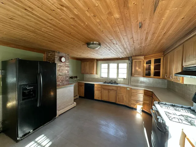 $119,900 | 17 Elm Street, Houlton, ME 04730