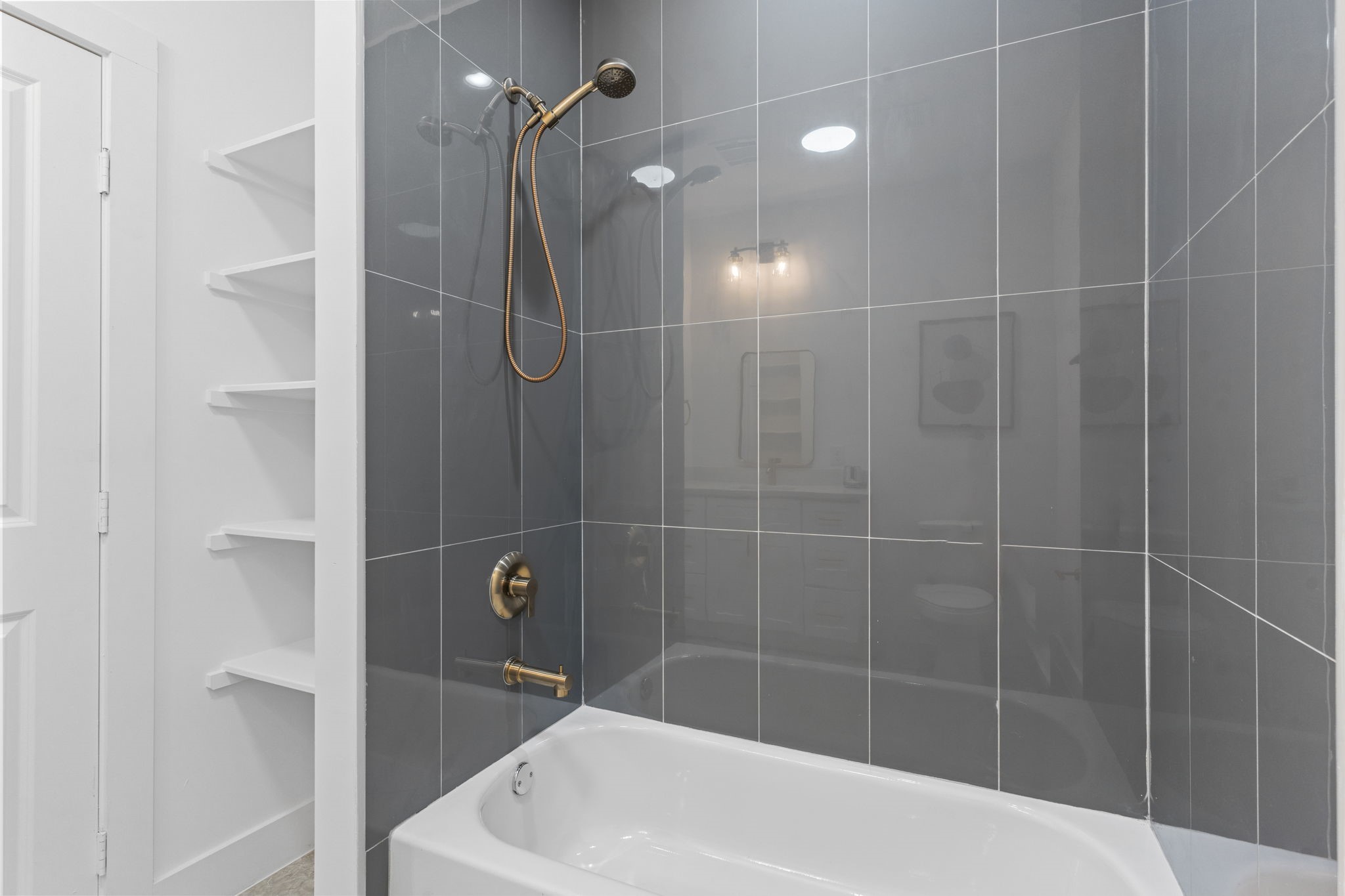 1517 Egypt Street Houston, TX 77009 - Photo 31 of 46 a bathroom with a shower and a bathtub