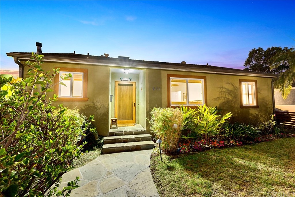 831 Appleby Street Venice, CA 90291 - Photo 2 of 39 a front view of a house with a yard