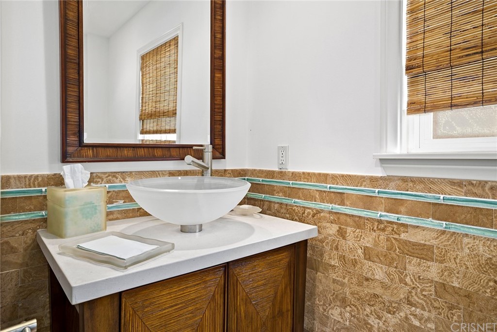 831 Appleby Street Venice, CA 90291 - Photo 16 of 39 a bathroom with a sink and a bathtub