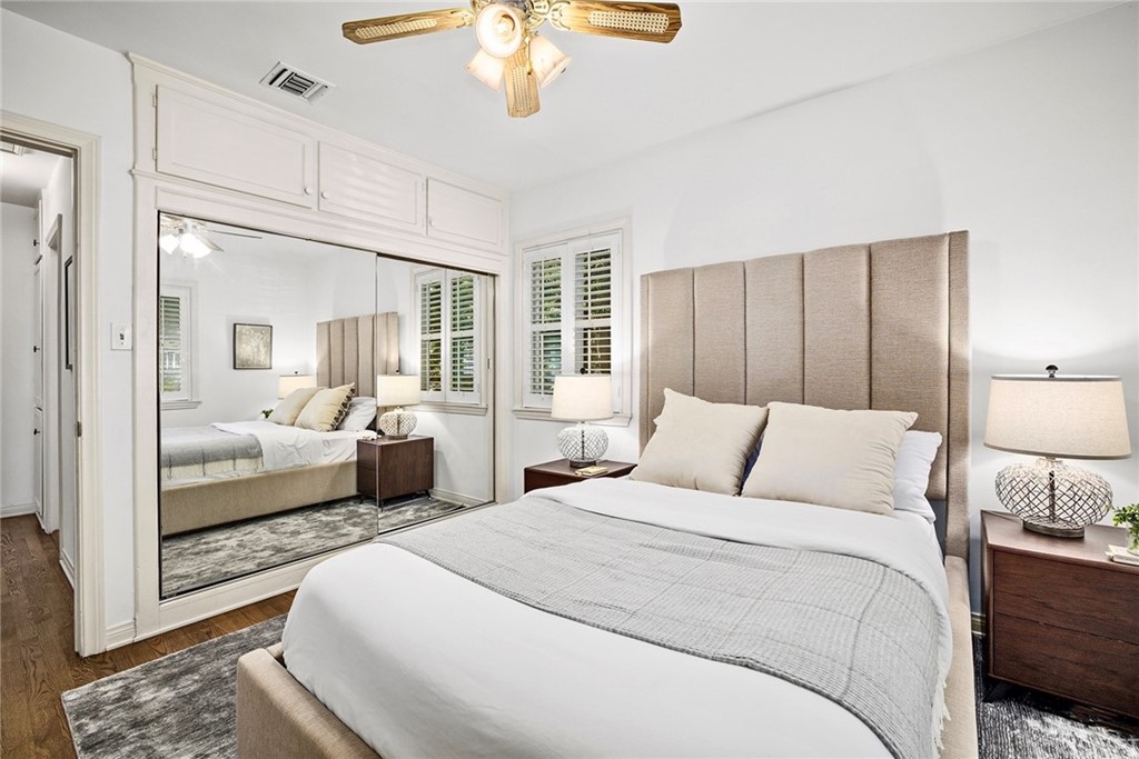 831 Appleby Street Venice, CA 90291 - Photo 18 of 39 a bedroom with a large bed and a chandelier