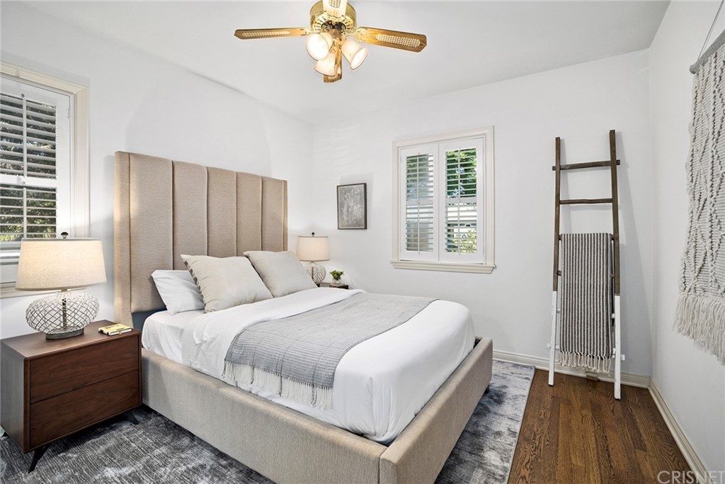 831 Appleby Street Venice, CA 90291 - Photo 19 of 39 a bedroom with a large bed and a window