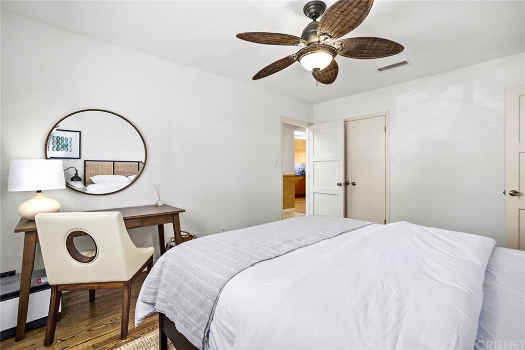 831 Appleby Street Venice, CA 90291 - Photo 20 of 39 a bedroom with a bed and a dresser