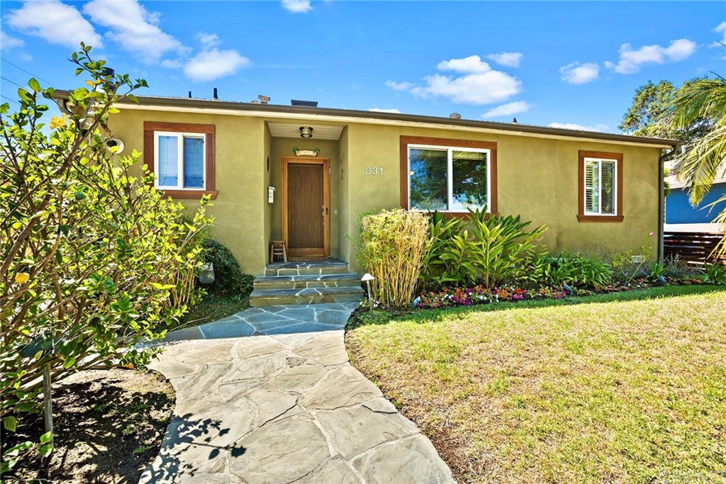 831 Appleby Street Venice, CA 90291 - Photo 3 of 39 a view of a house with backyard and garden