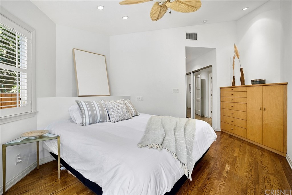 831 Appleby Street Venice, CA 90291 - Photo 23 of 39 a bed room with a bed and a dresser