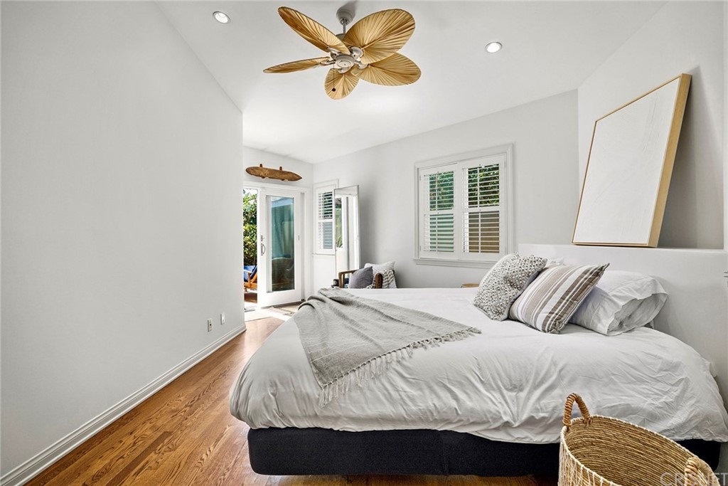 831 Appleby Street Venice, CA 90291 - Photo 24 of 39 a bedroom with a bed and a window