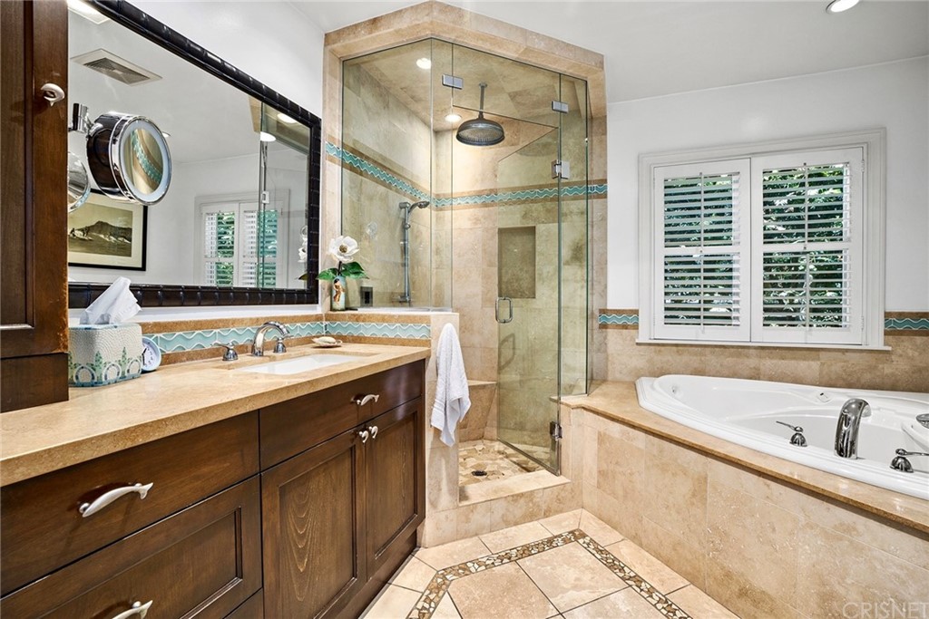 831 Appleby Street Venice, CA 90291 - Photo 25 of 39 a spacious bathroom with a tub sink and mirror