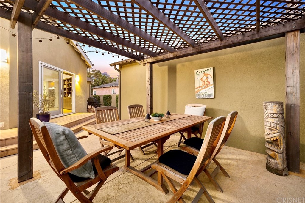 831 Appleby Street Venice, CA 90291 - Photo 29 of 39 a view of a dining room with furniture