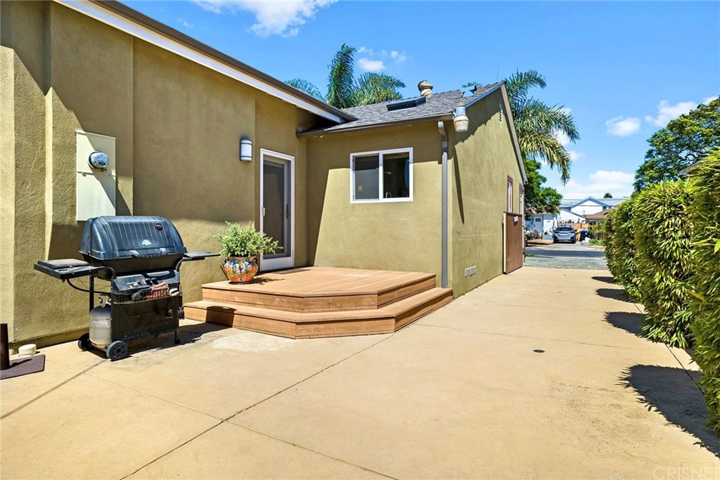 831 Appleby Street Venice, CA 90291 - Photo 34 of 39 a view of a house with backyard and sitting area