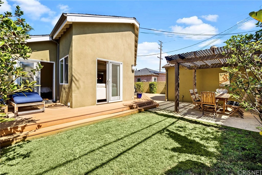 831 Appleby Street Venice, CA 90291 - Photo 35 of 39 a row of car parked in front of retail shop