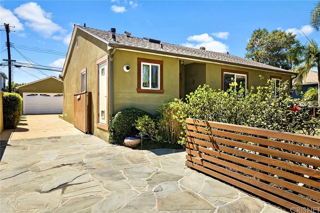 831 Appleby Street Venice, CA 90291 - Photo 38 of 39 a front view of a house with garden