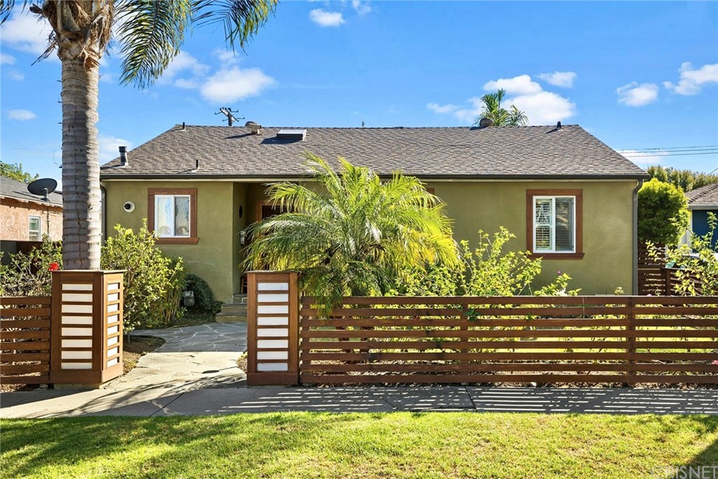 831 Appleby Street Venice, CA 90291 - Photo 39 of 39 a front view of a house with a yard