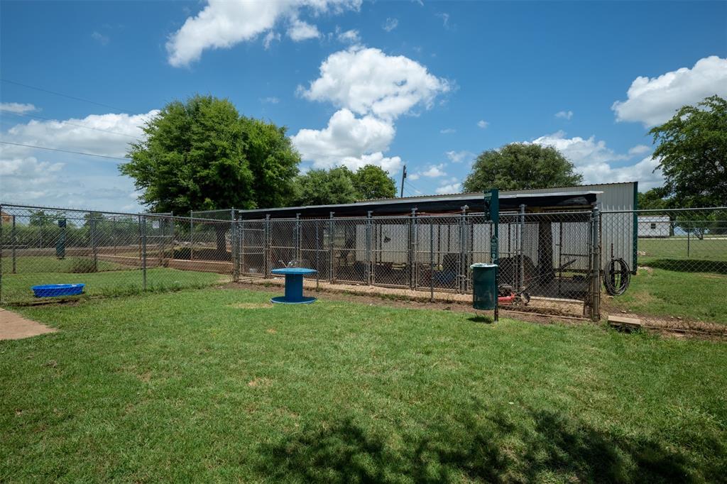 5327 Old Lorena Road Lorena, TX 76655 - Photo 14 of 34 Outdoor Kennels