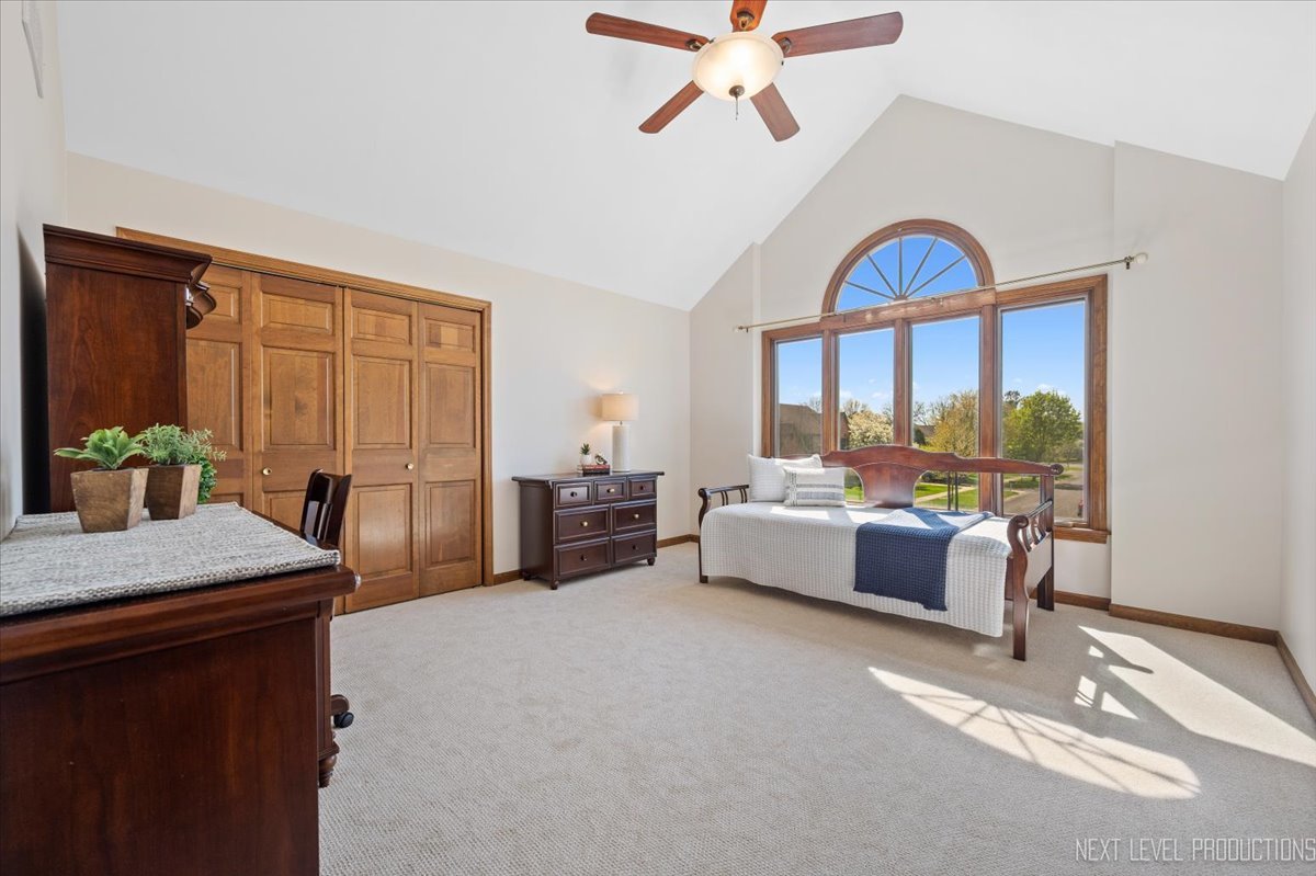 87 Hawkins Circle Wheaton, IL 60189 - Photo 25 of 42 a living room with furniture and a window
