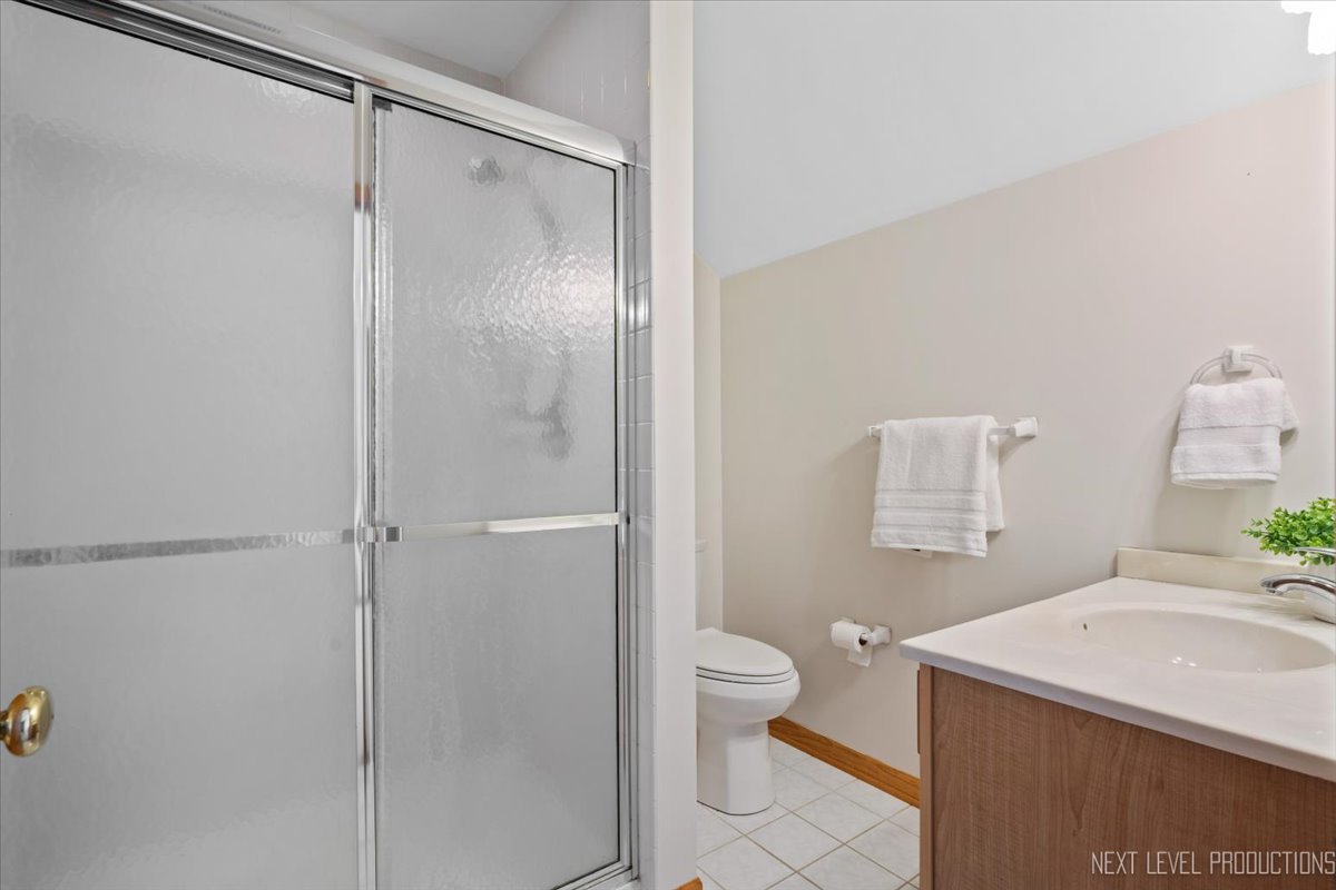 87 Hawkins Circle Wheaton, IL 60189 - Photo 28 of 42 a bathroom with a sink toilet and shower