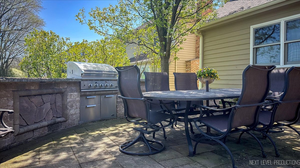 87 Hawkins Circle Wheaton, IL 60189 - Photo 35 of 42 a view of a dinning tables and chairs in the patio