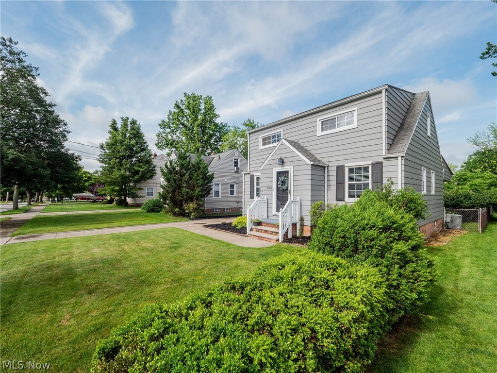 1260 Gordon Road Lyndhurst, OH 44124 - Photo 2 of 33