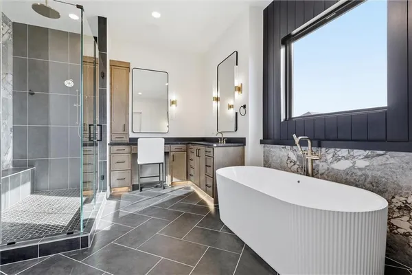 $1,895,000 | 7445 Northwest Fawn Avenue, Parkville, MO 64152