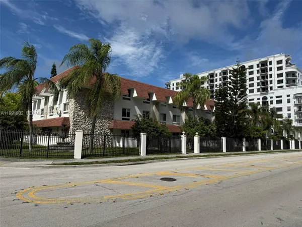 $2,200 | 7251 Southwest 82nd Street, Unit 15, Miami, FL 33143