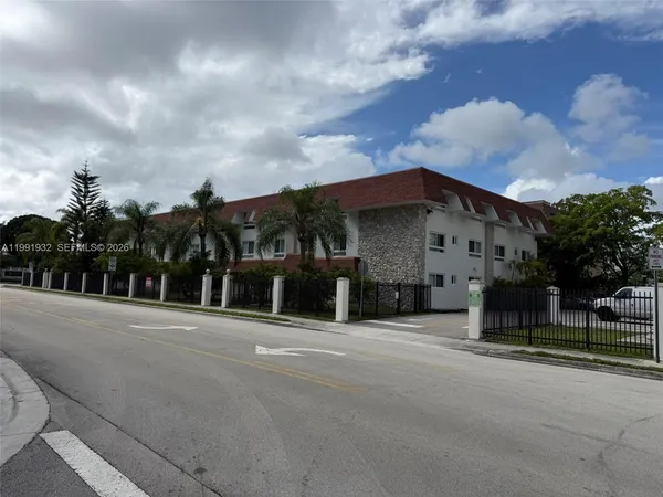 $2,200 | 7251 Southwest 82nd Street, Unit 15, Miami, FL 33143