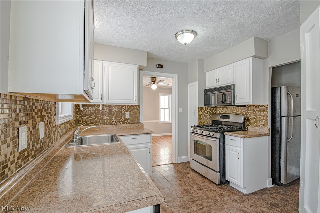 3685 Woodridge Road Cleveland, OH 44121 - Photo 12 of 25