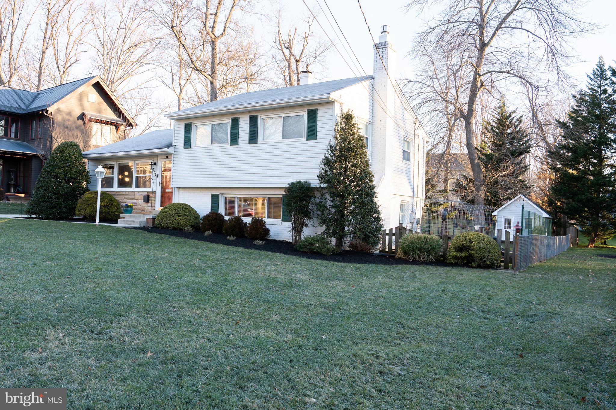 907 Timber Lane Southwest Vienna, VA 22180 - Photo 2 of 32