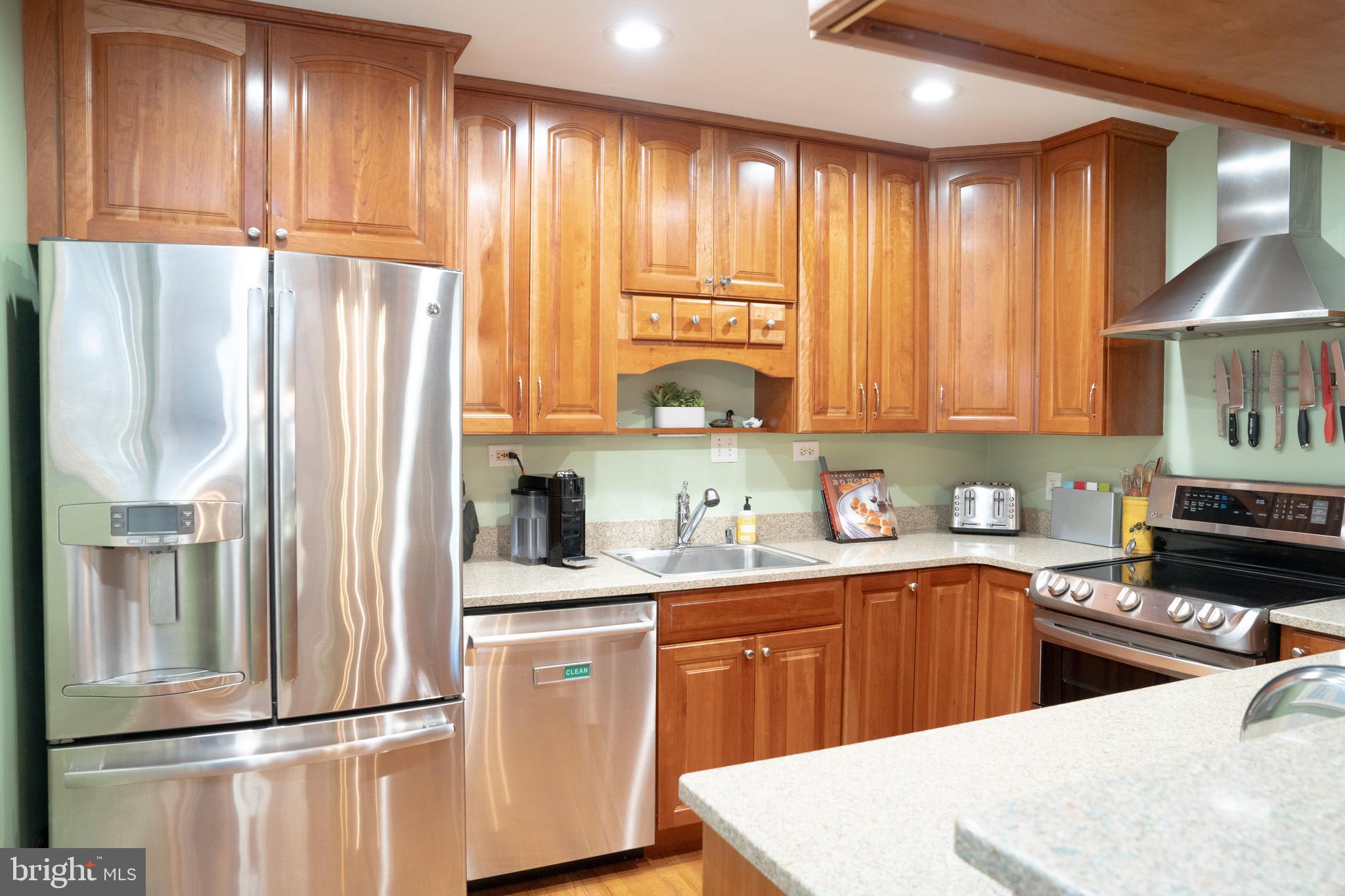 907 Timber Lane Southwest Vienna, VA 22180 - Photo 6 of 32