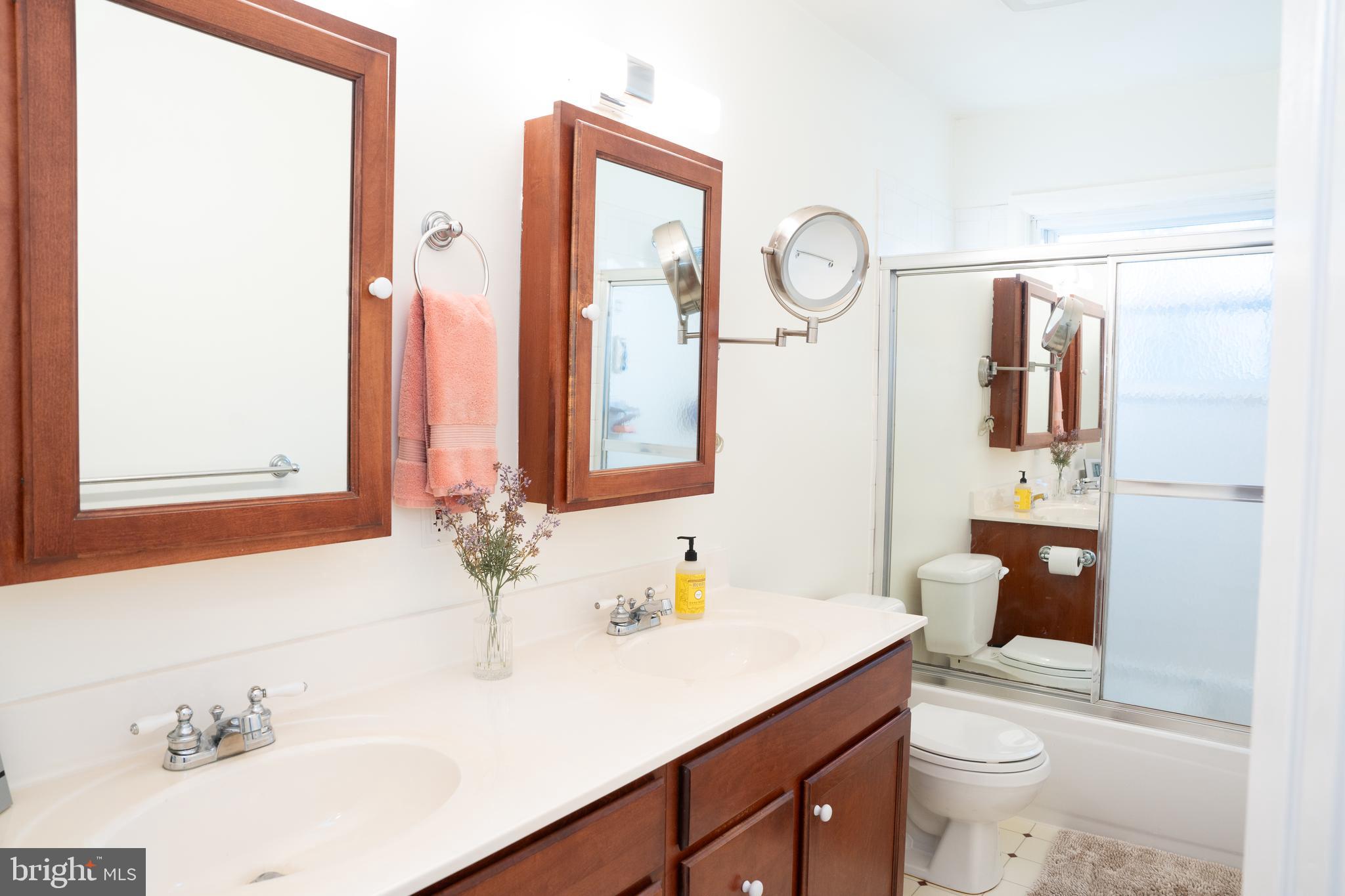 907 Timber Lane Southwest Vienna, VA 22180 - Photo 10 of 32 Hall Bath
