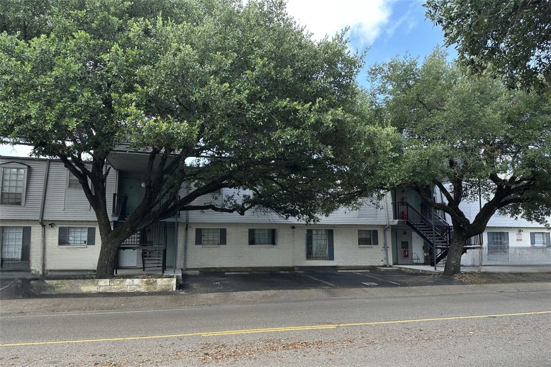 603 East 29th Street, Unit 4 Bryan, TX 77803 - Photo 3 of 6 a front view of a house with a trees