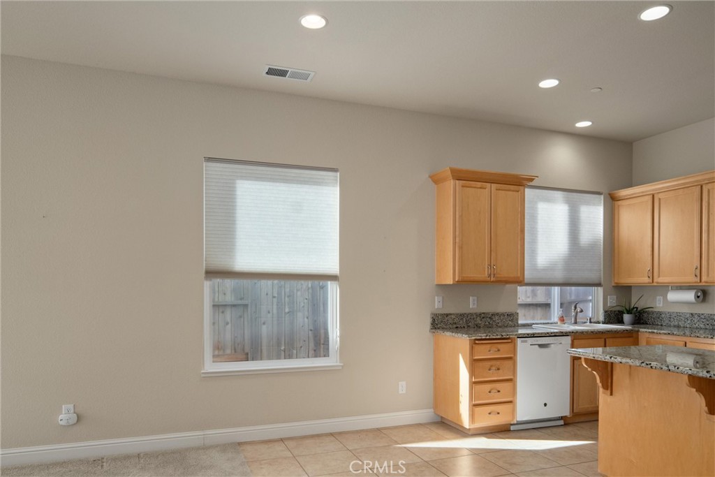 3065 Sweetwater Chico, CA 95973 - Photo 29 of 38 Kitchen with breakfast bar