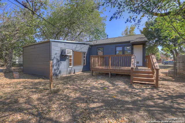 a view of house with a yard