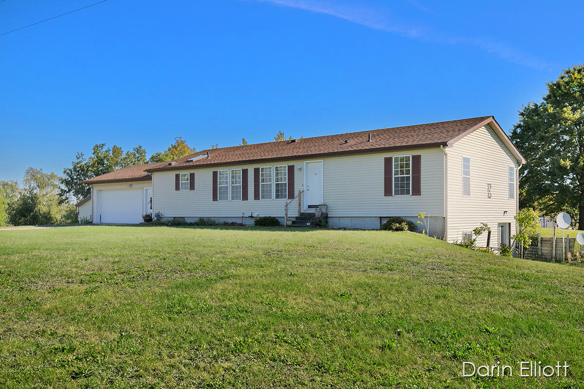 8301 47 Road Cadillac, MI 49601 - Photo 2 of 32 IMG_1001