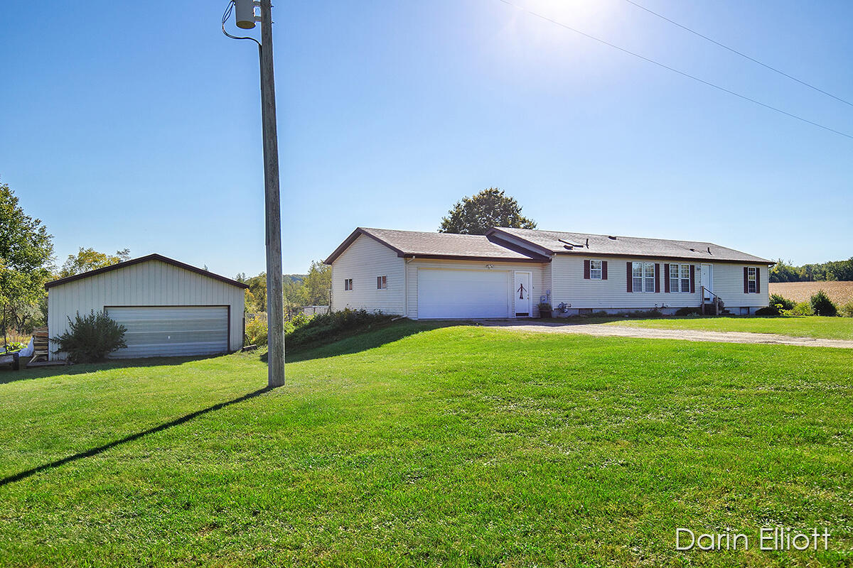 8301 47 Road Cadillac, MI 49601 - Photo 3 of 32 IMG_1002