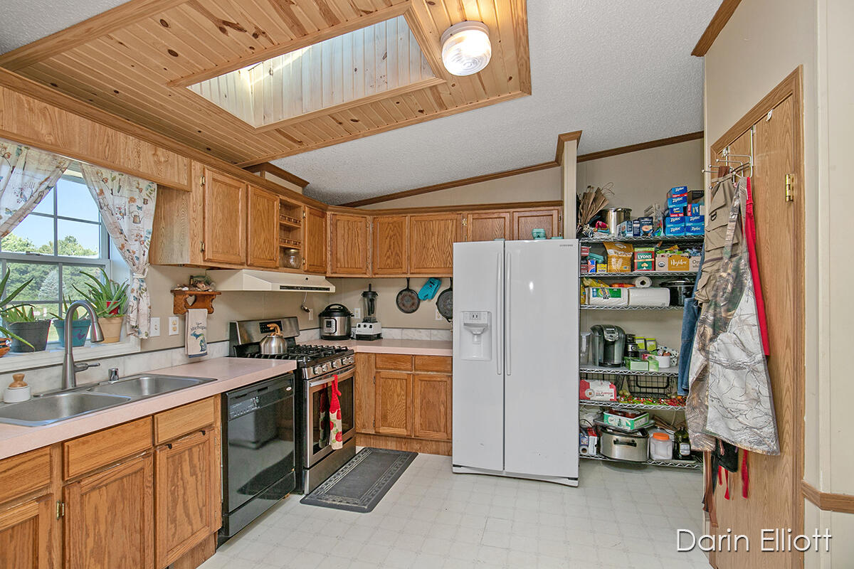 8301 47 Road Cadillac, MI 49601 - Photo 8 of 32 IMG_1007
