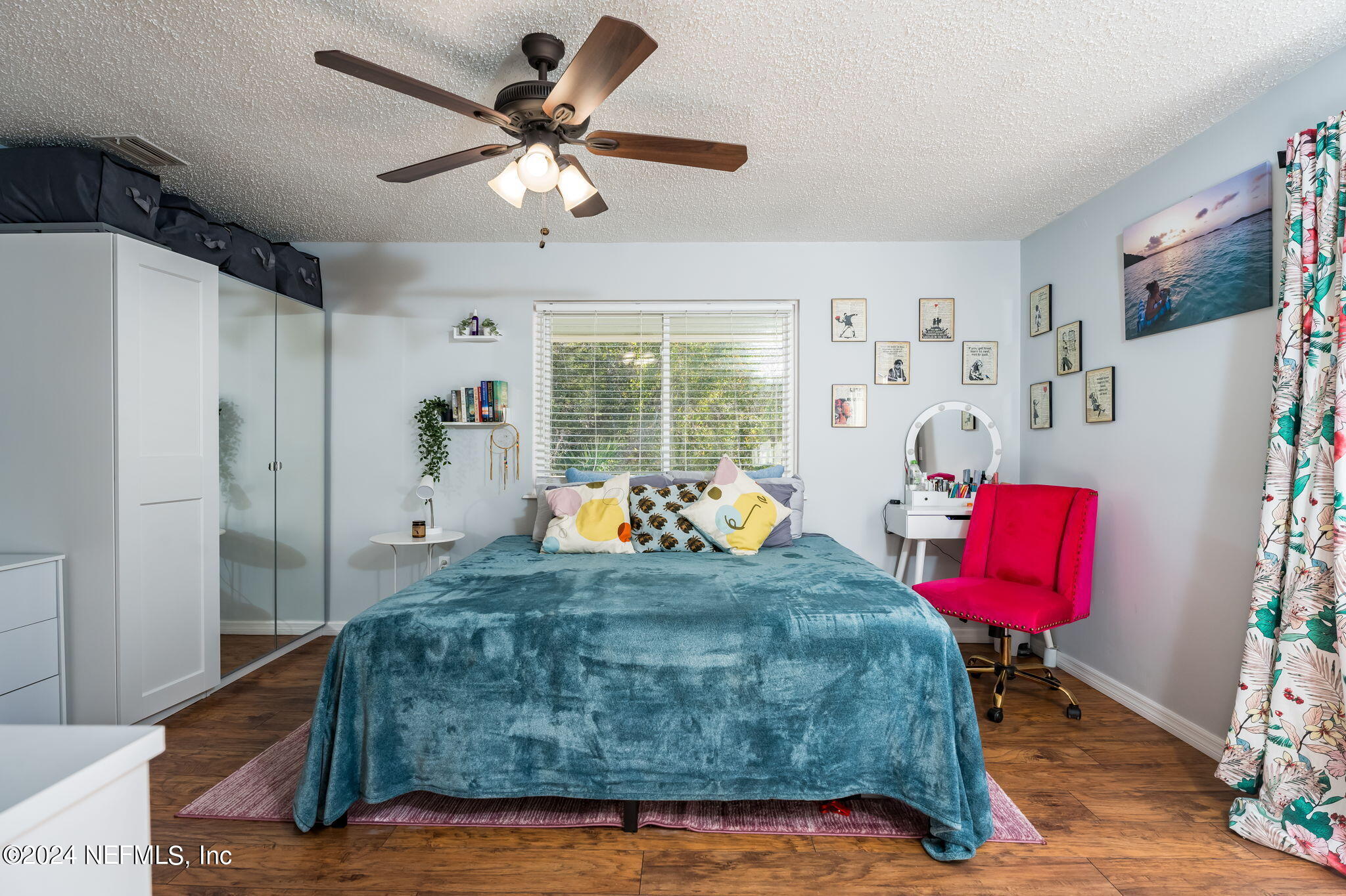 320 Katnack Road St. Augustine, FL 32095 - Photo 18 of 33 a living room with couch