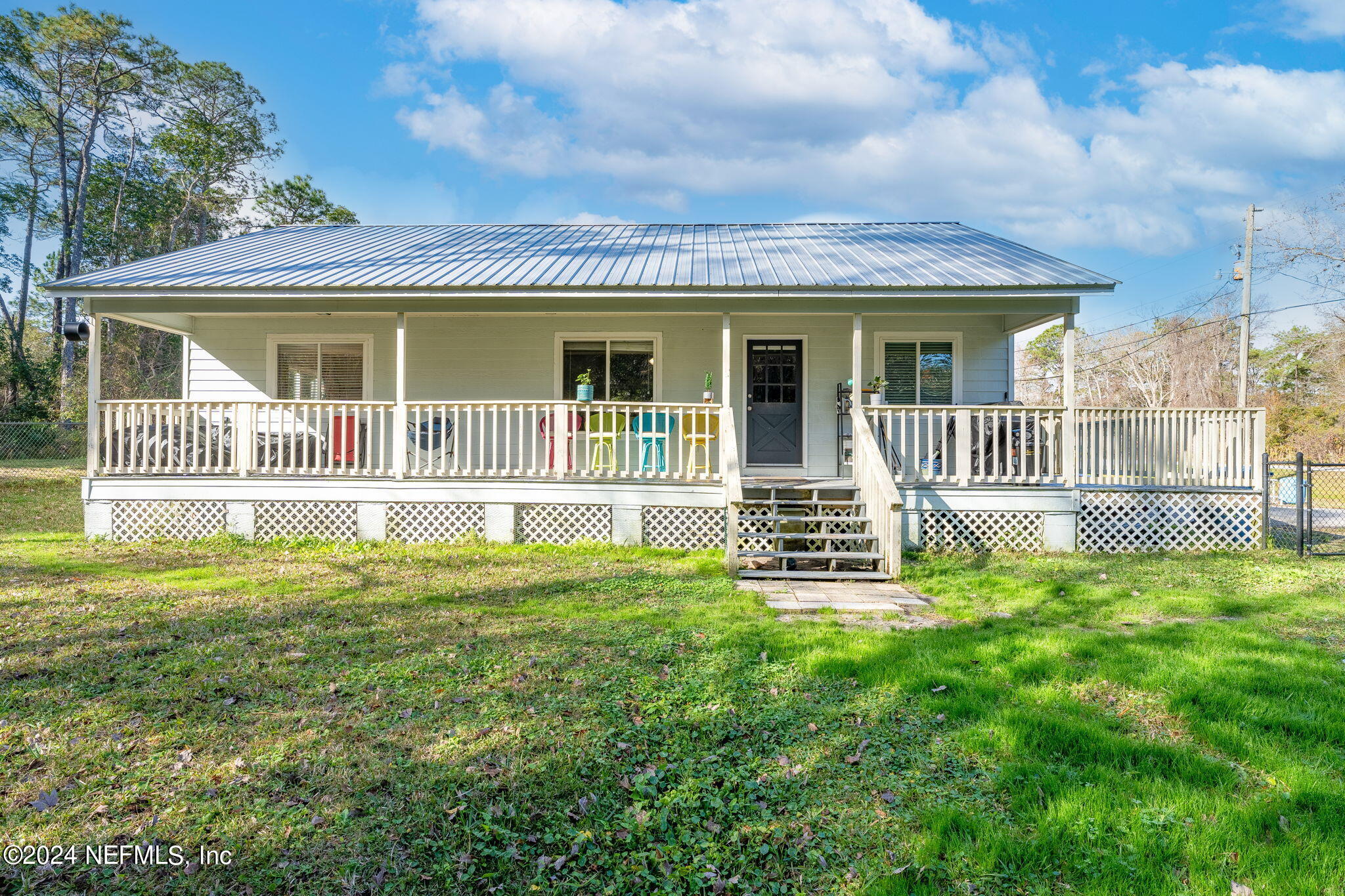 320 Katnack Road St. Augustine, FL 32095 - Photo 2 of 33 a front view of a house with a garden