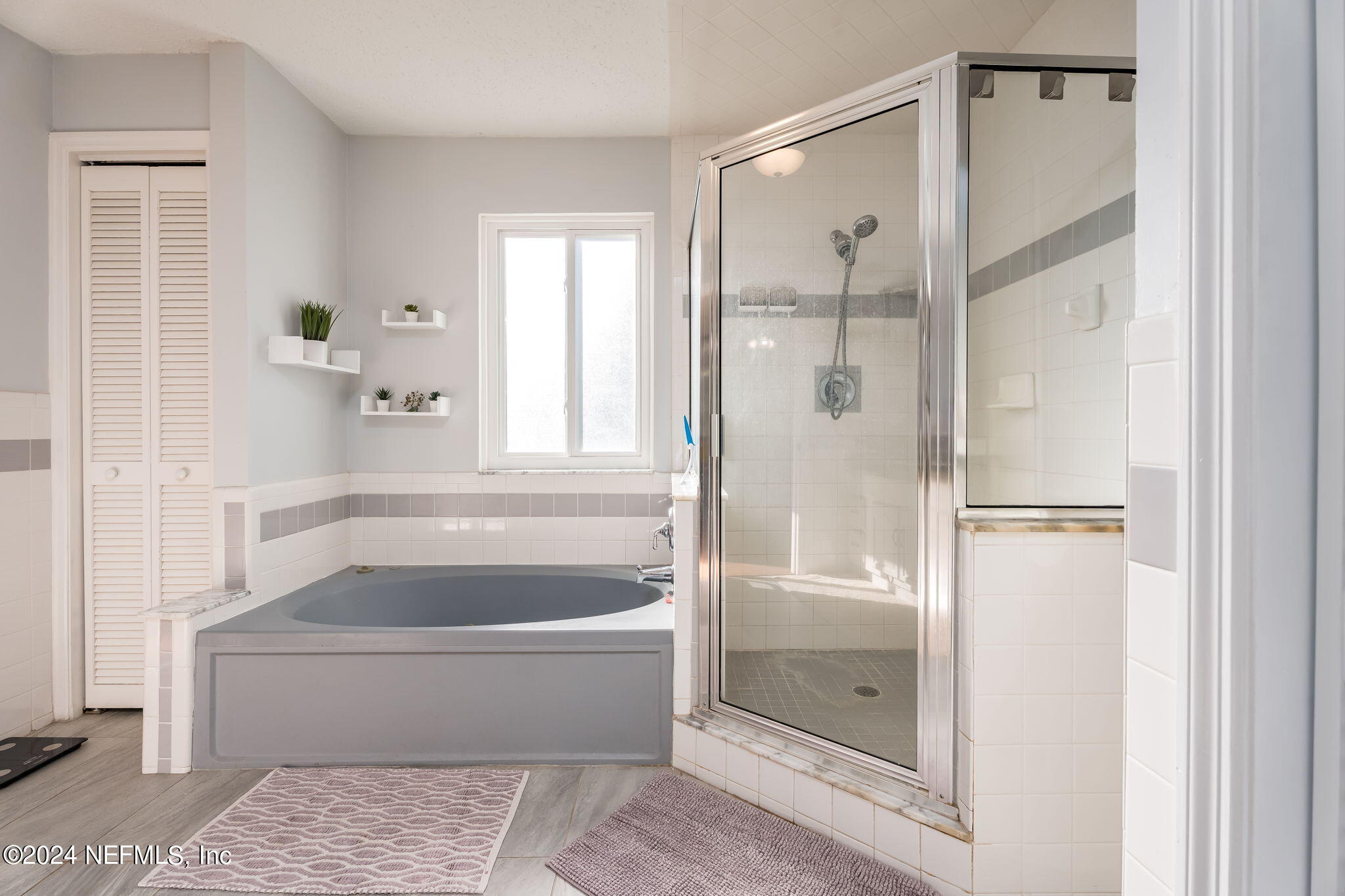 320 Katnack Road St. Augustine, FL 32095 - Photo 20 of 33 a bathroom with a bathtub and a shower