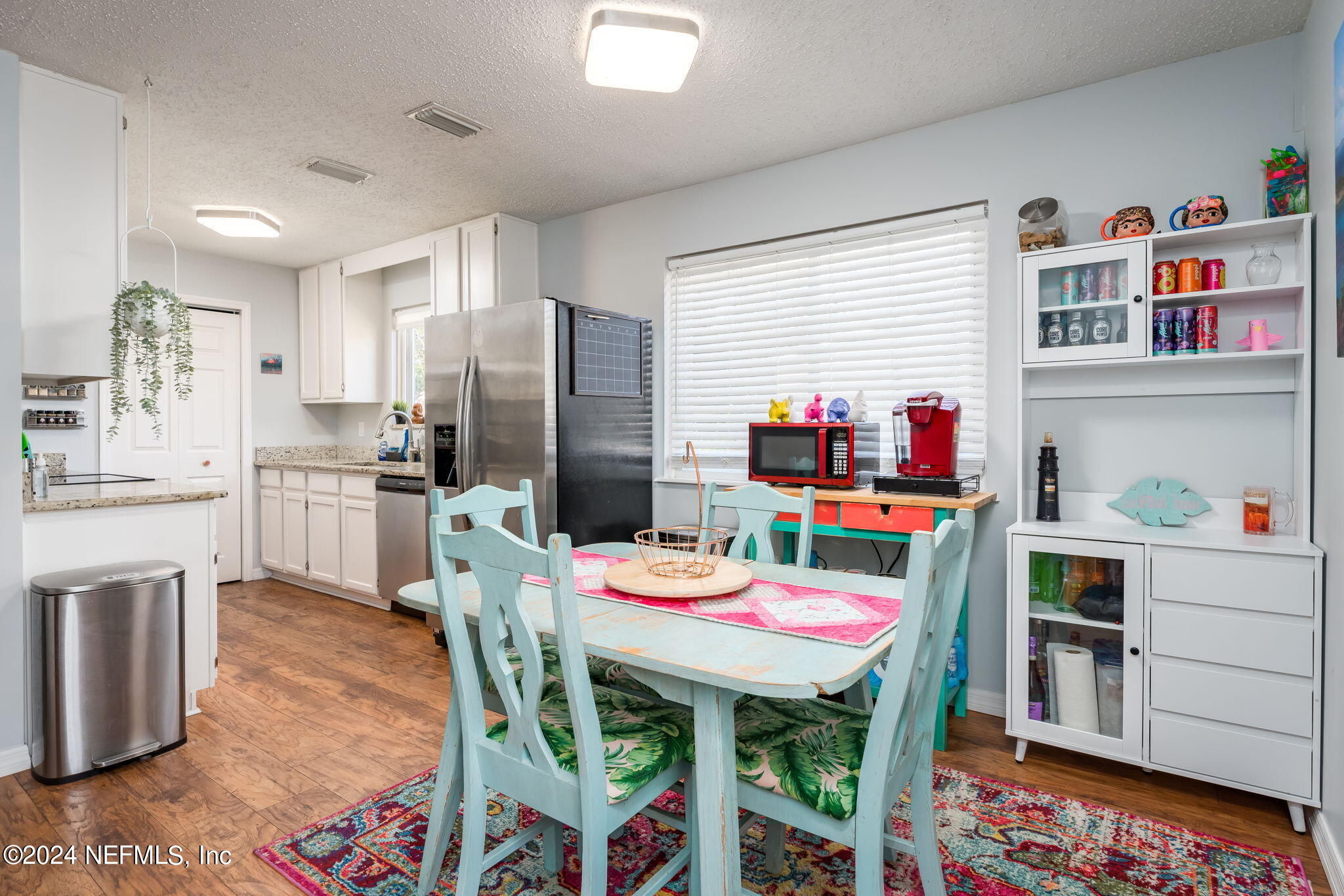 320 Katnack Road St. Augustine, FL 32095 - Photo 9 of 33 a kitchen that has a dining table and chairs in it