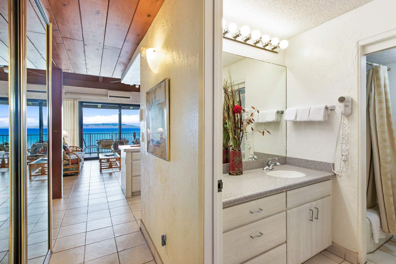 3543 Lower Honoapiilani Road, Unit F405 Lahaina, HI 96761 - Photo 26 of 30 a bathroom with a sink a mirror and a shower