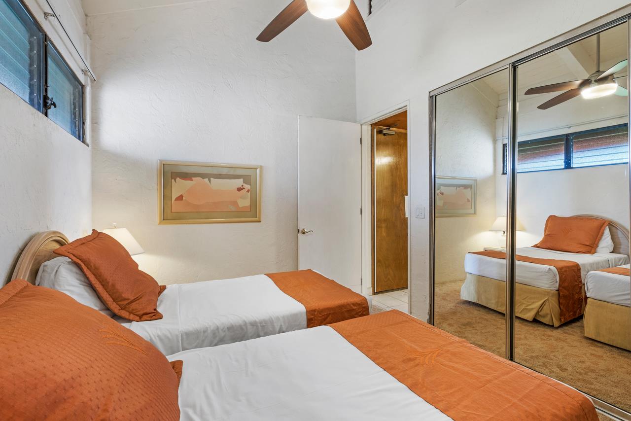 3543 Lower Honoapiilani Road, Unit F405 Lahaina, HI 96761 - Photo 27 of 30 a bedroom with a bed and lamp