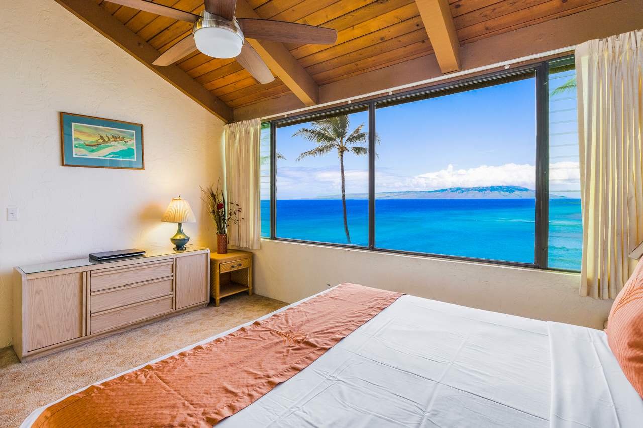 3543 Lower Honoapiilani Road, Unit F405 Lahaina, HI 96761 - Photo 3 of 30 a bedroom with a bed and a window